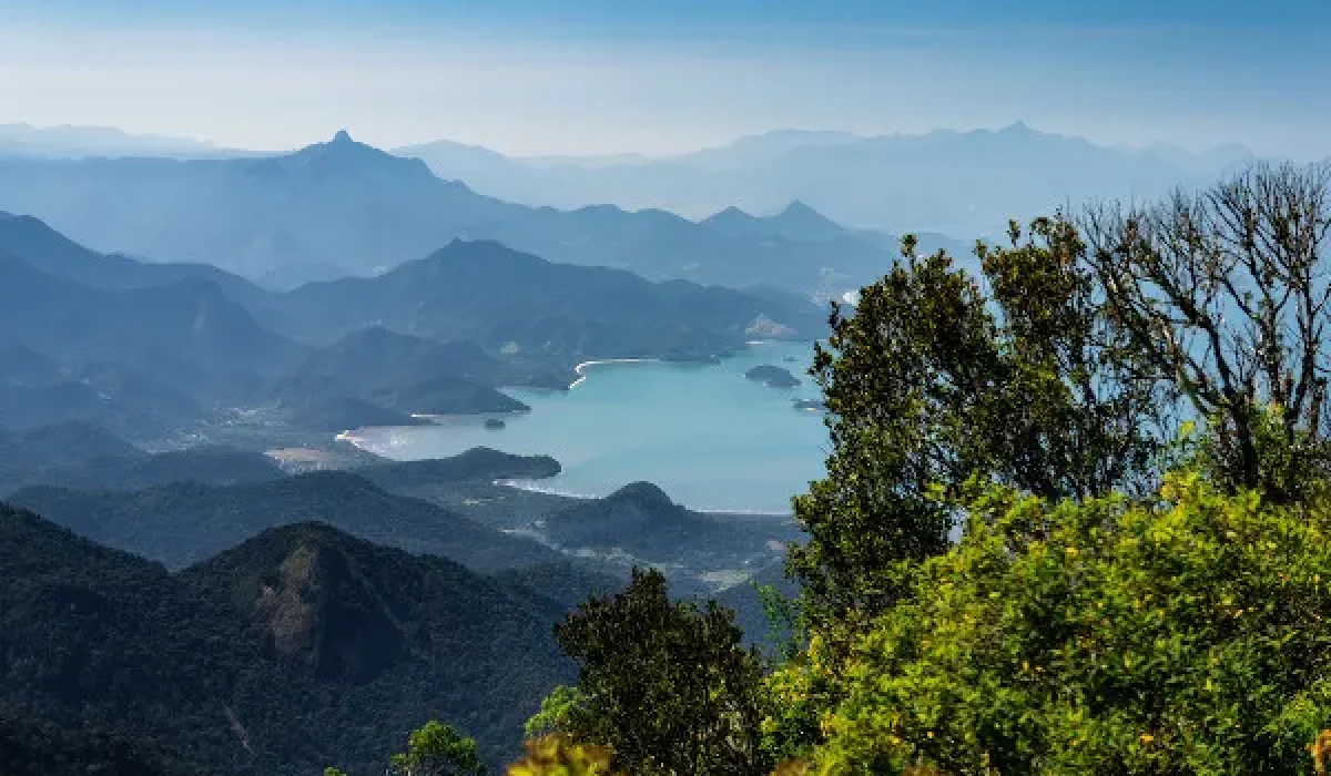 paisagem-natural-na-serra-do-mar-uma-formacao-de-relevo-que-se-estende-ao-longo-do-litoral-centro-sul-brasileiro
